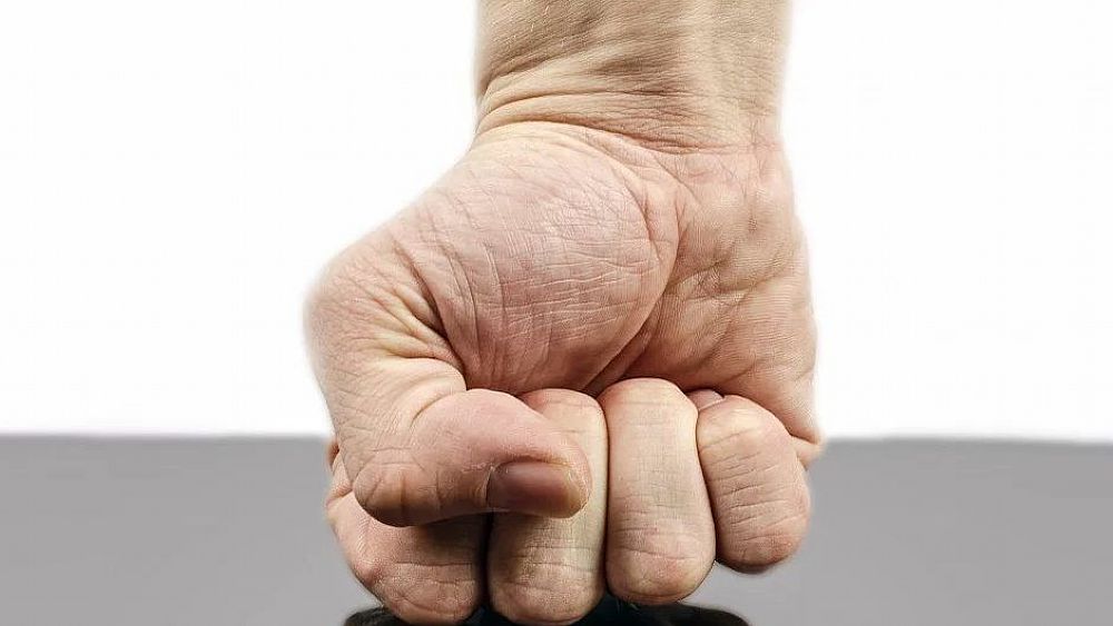 22112019 mano violenta