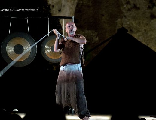 23082013 Gianluigi Tosto in una immagine di VeliaTeatro 2012 (2)