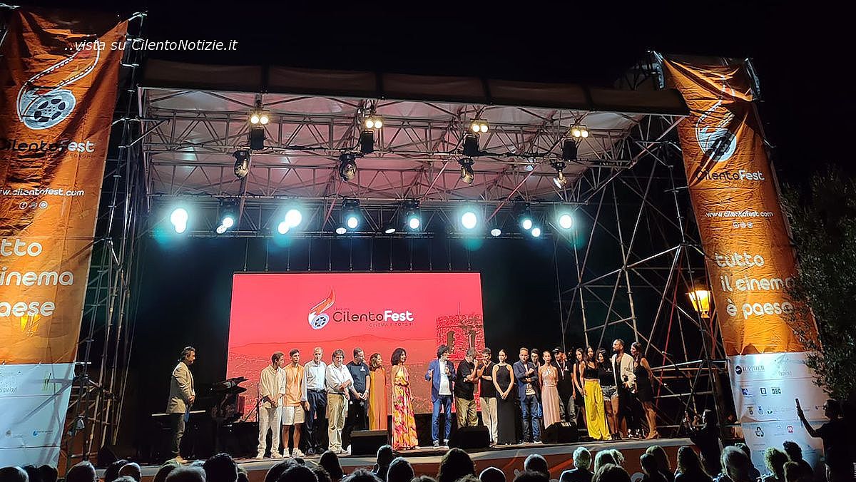 23082024 serata finale saluti del gruppo cilento fest