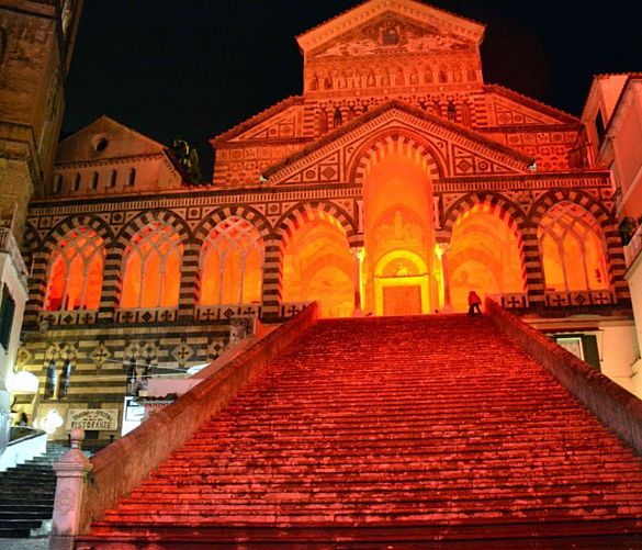 23112017 Duomo di Amalfi in rosso per 25 novembre
