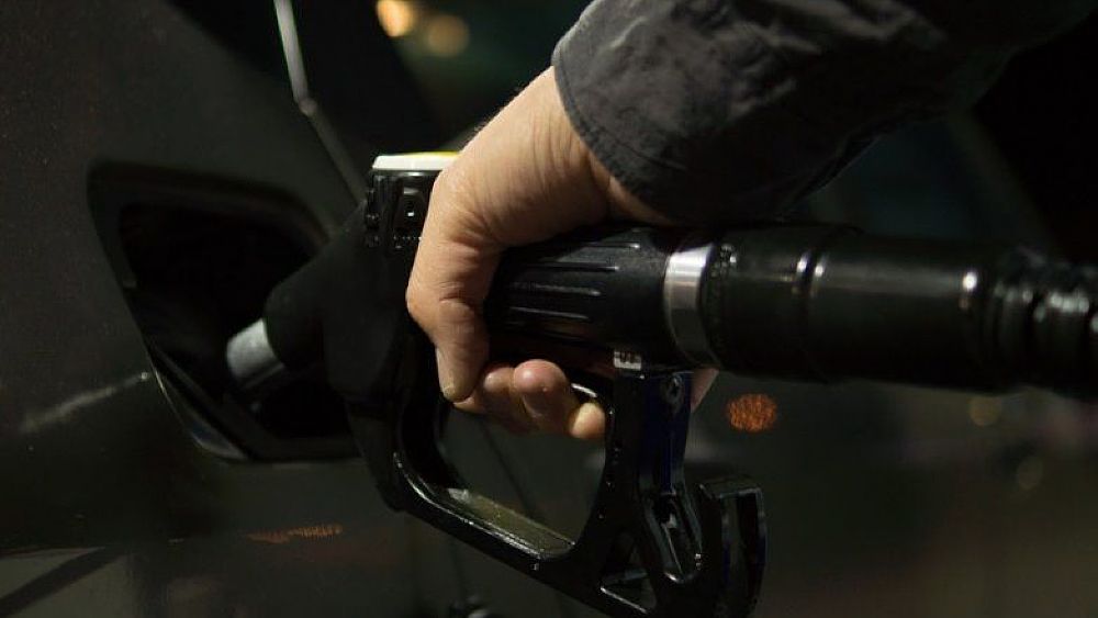 24022022 rifornimento alla pompa