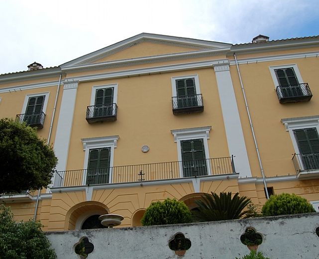 24042015 villa guariglia raito