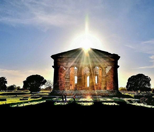 24042016 tempio di paestum controluce