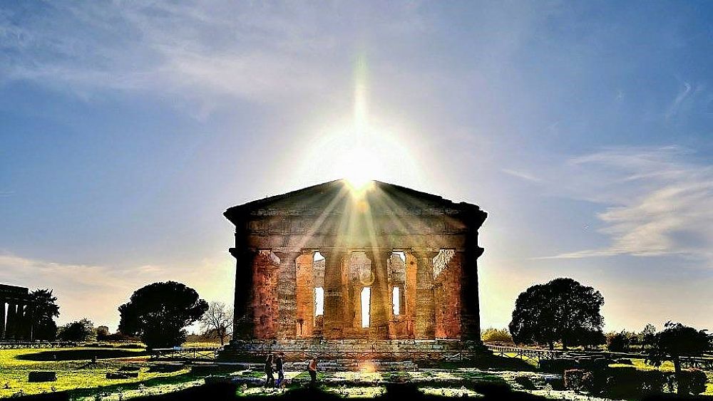 24042016 tempio di paestum controluce