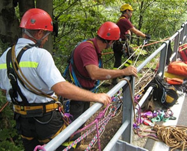 24052015 fantino e cavallo in un burrone