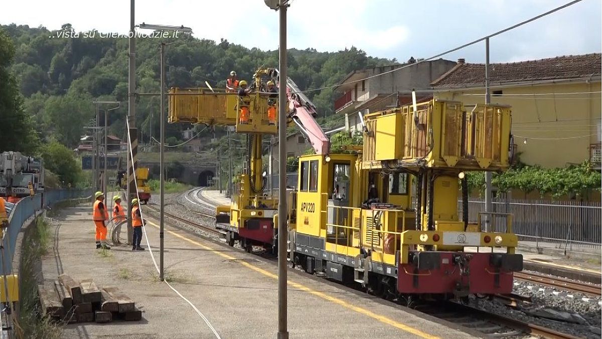24072024 operai a lavoro sulla linea battpaglia sapri 24072024 operai a lavoro sulla linea battpaglia sapri