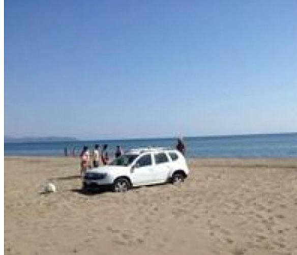 24082017 suv in spiaggia