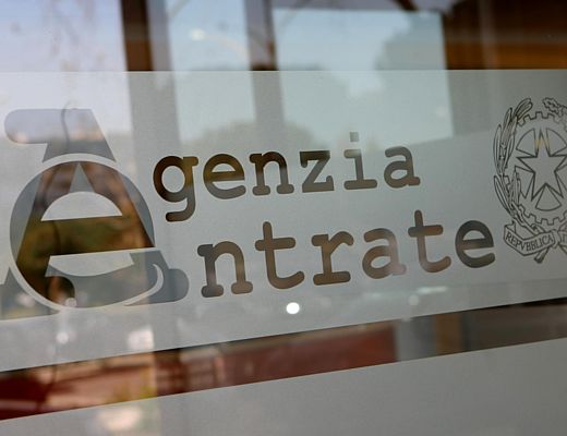 24102013 agenzia delle entrate vetro