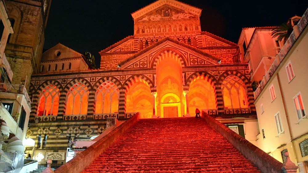 24112018 Duomo di Amalfi in rosso per 25 novembre
