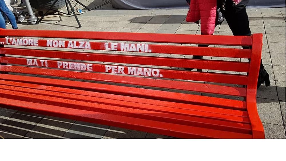 24112021 panchina rossa