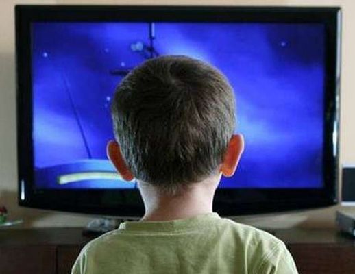 Giuseppe-Lembo foto - 25022015 bambini guarda tv