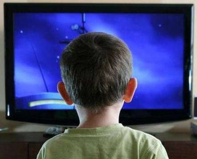 25022015 bambini guarda tv