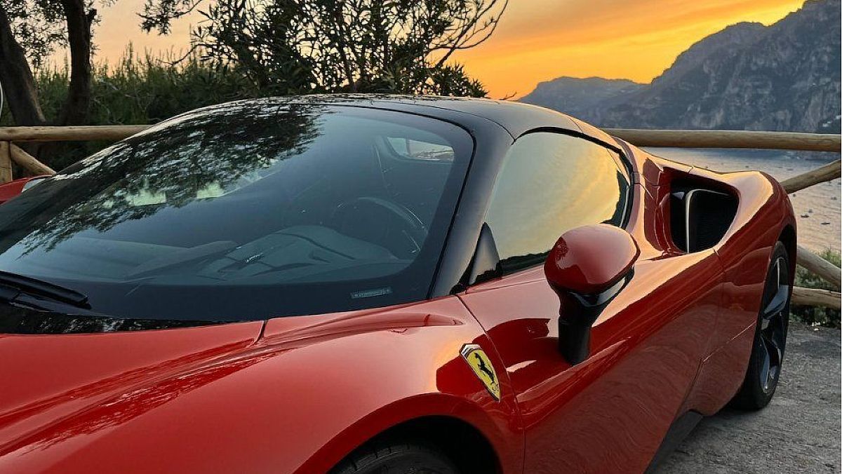 25032025 ferrari in costiera amalfitana