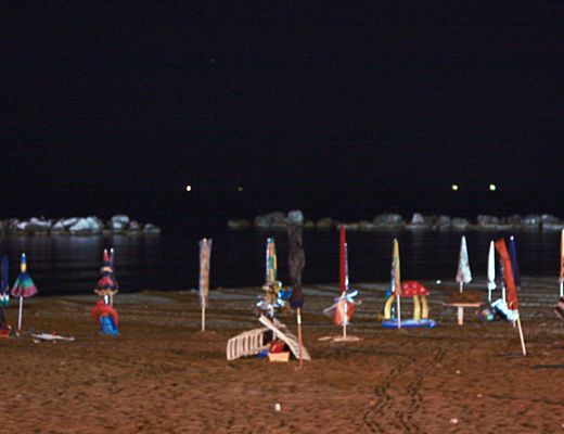 25072013 ombrelloni in spiaggia di notte