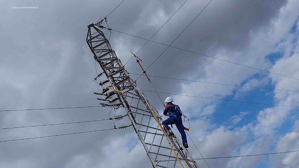 25092017 Operaio su traliccio MT