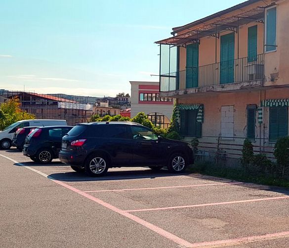 25092018 strisce rosa parcheggio Landolfi