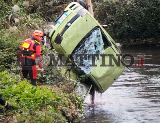 25112013 auto nel fiume sarno
