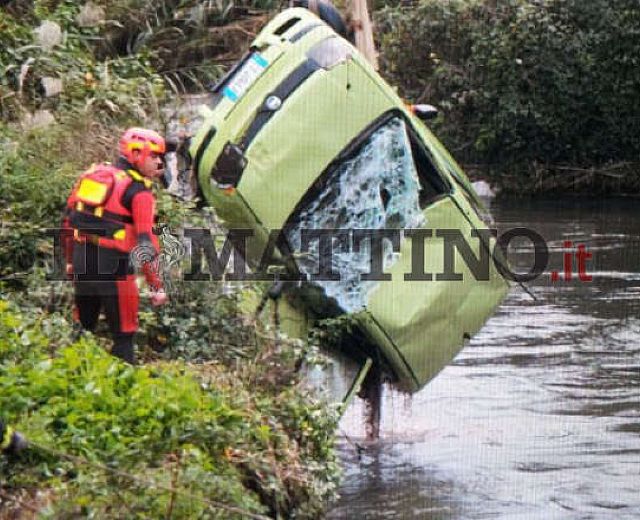25112013 auto nel fiume sarno