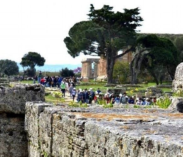 26042016 studenti scuole a Paestum