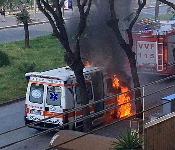 26042018 ambulanza incendio