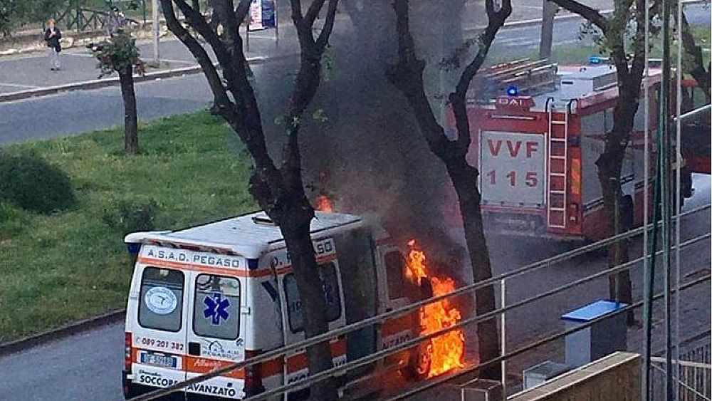 26042018 ambulanza incendio