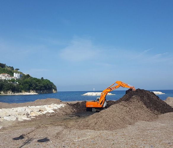 26042018 foto mezzo in azione Lido Azzurro