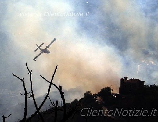 26052015 incendio cilento canadair