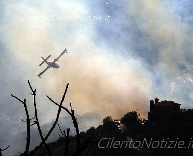 26052015 incendio cilento canadair