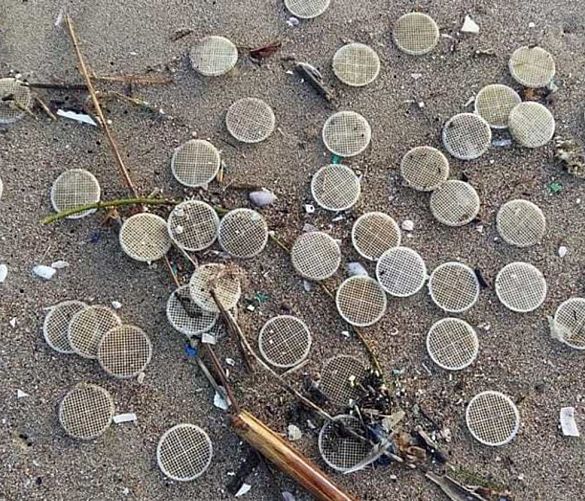 26052021 dischetti di plastica in mare