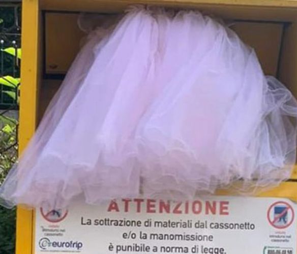 26062023 abito da sposa nei rifiuti
