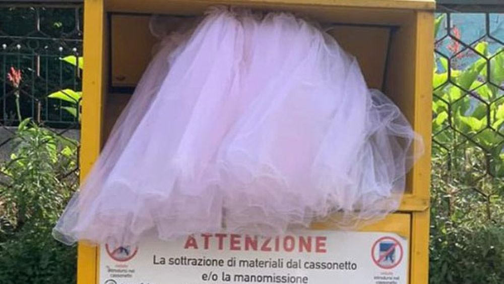 26062023 abito da sposa nei rifiuti 26062023 abito da sposa nei rifiuti