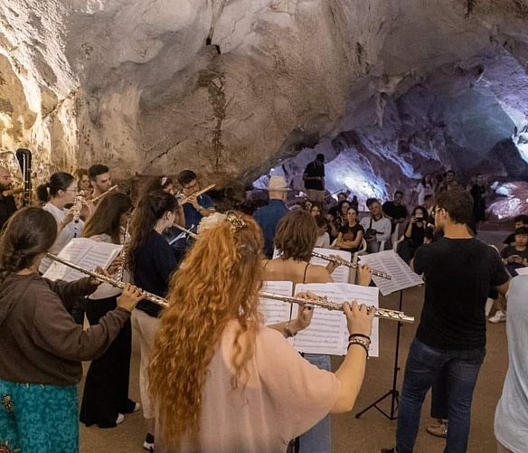 26072023 suonare il flauto in una grotta