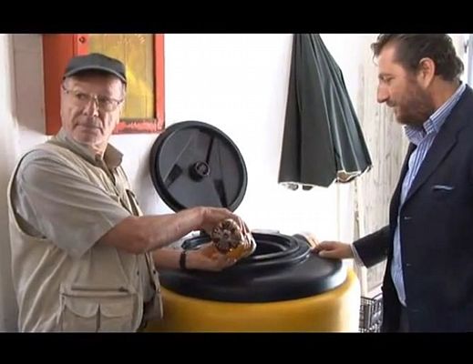 26092014 raccolta olii usati sapri abbate e sindaco
