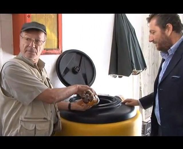 26092014 raccolta olii usati sapri abbate e sindaco