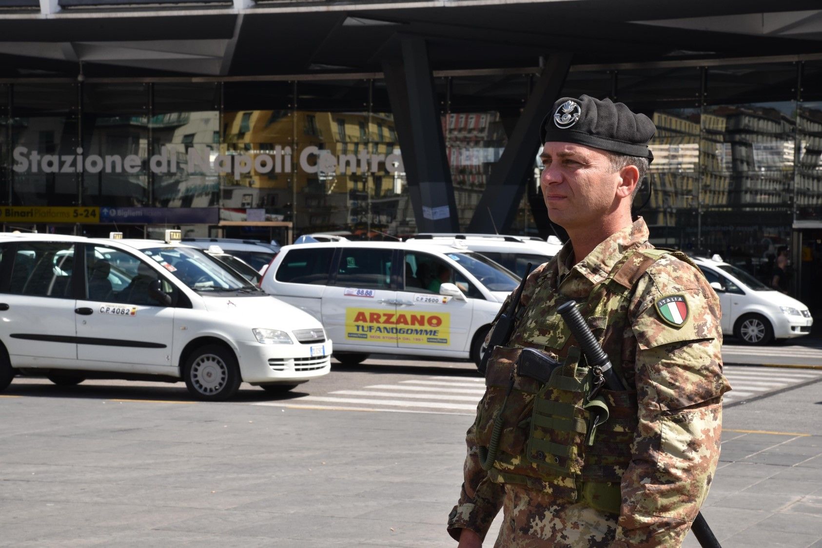 militari alla stazione di napoli centrale