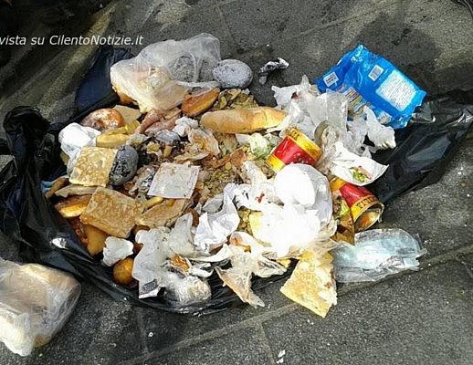 26112015 rifiuti tutti mischiati