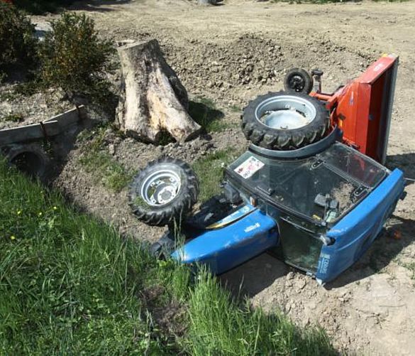 27022017 trattore rovesciato