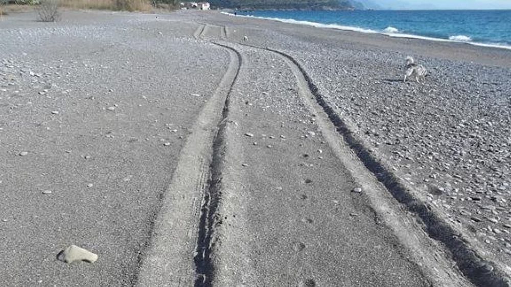 27022019 auto su spiaggia