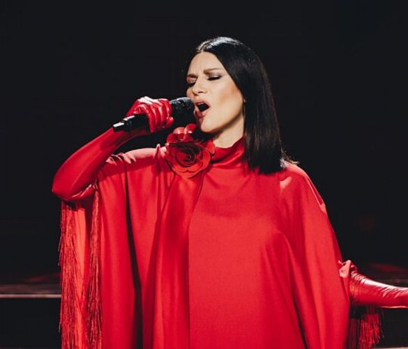 27022024 laura pausini in rosso
