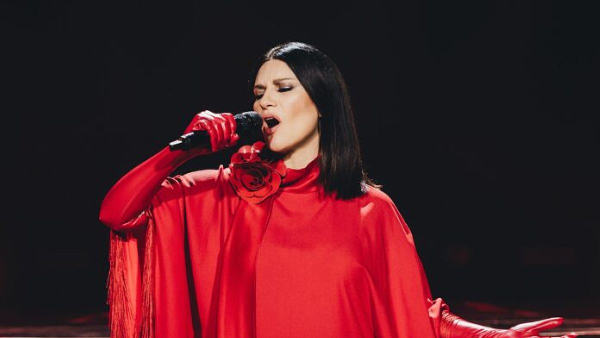 27022024 laura pausini in rosso