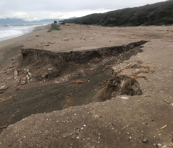 27032018 mareggiate capaccio spiaggia