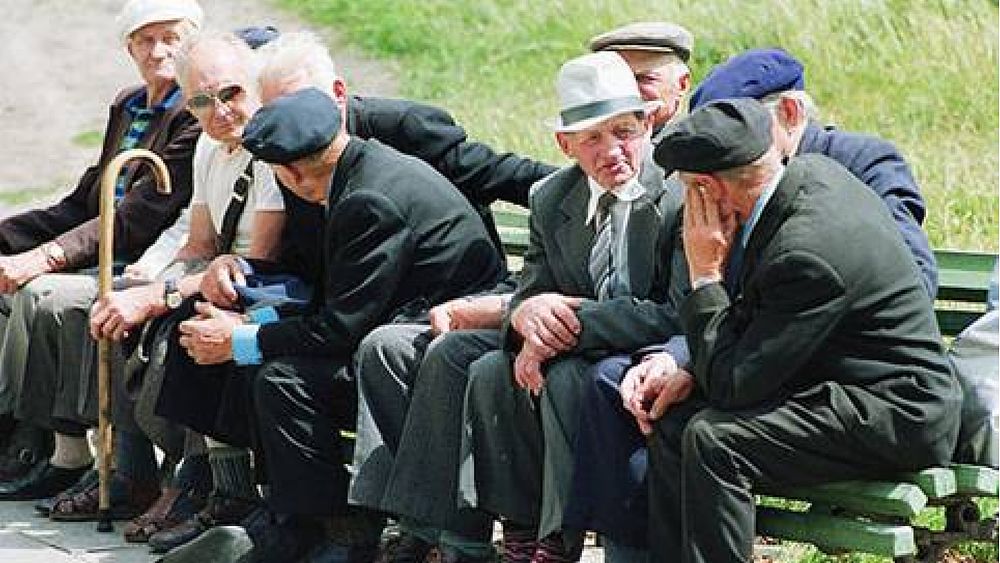 27042016 anziani panchina