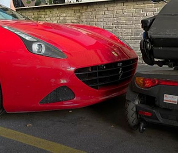 27062022 ferrari parcheggio disabili