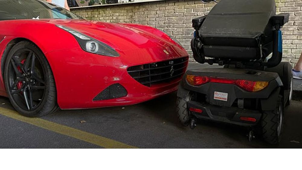 27062022 ferrari parcheggio disabili 27062022 ferrari parcheggio disabili