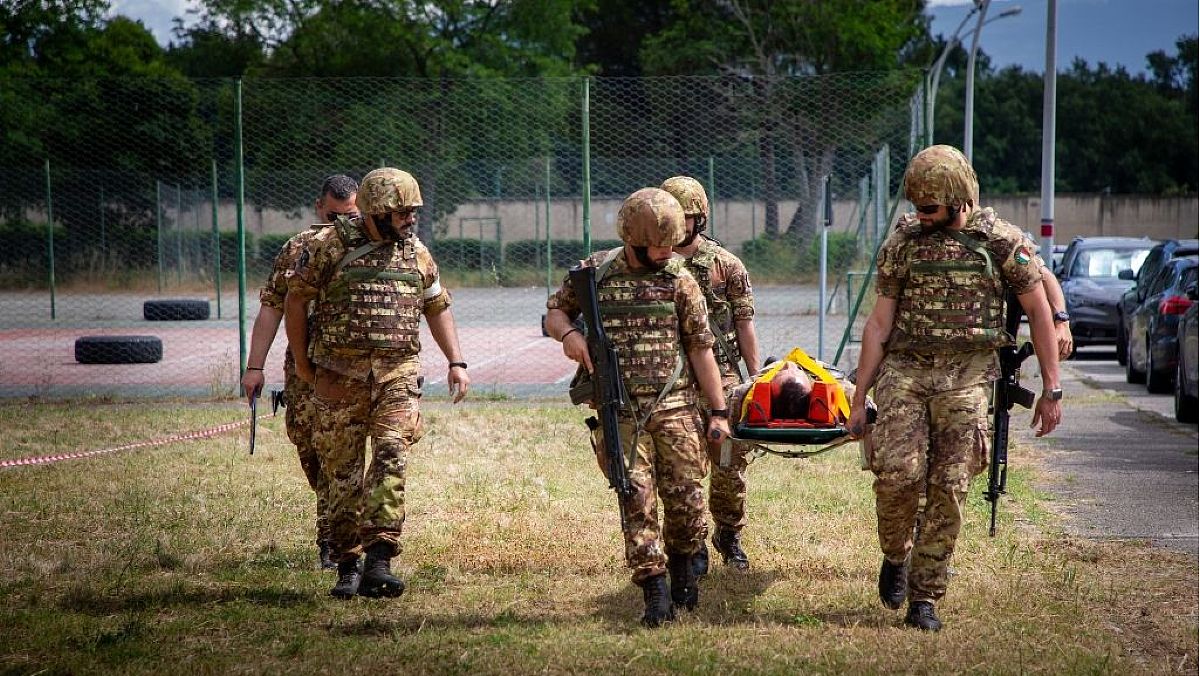 27062025 trasporto di un ferito su barella 27062025 trasporto di un ferito su barella