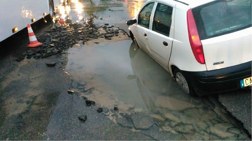 27102016 auto in voragine