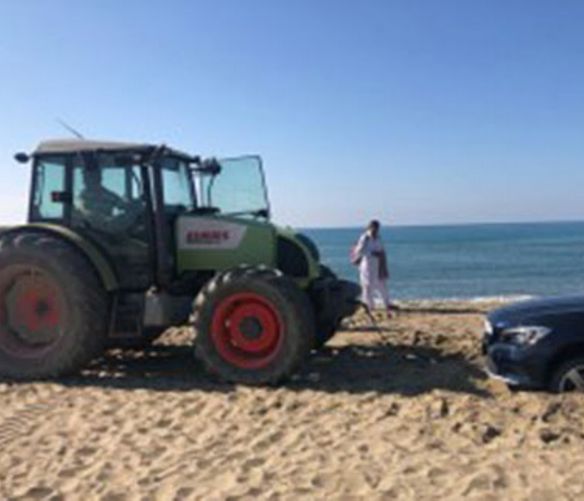 27102019 con l auto in spiaggia