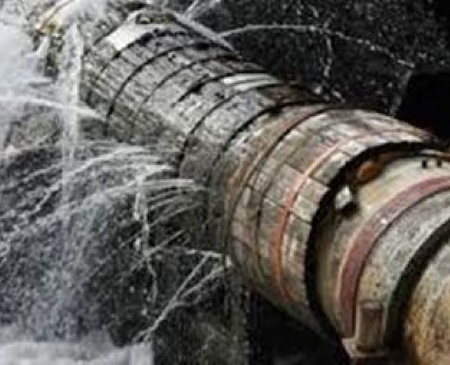 27112014 acquedotto che fa acqua