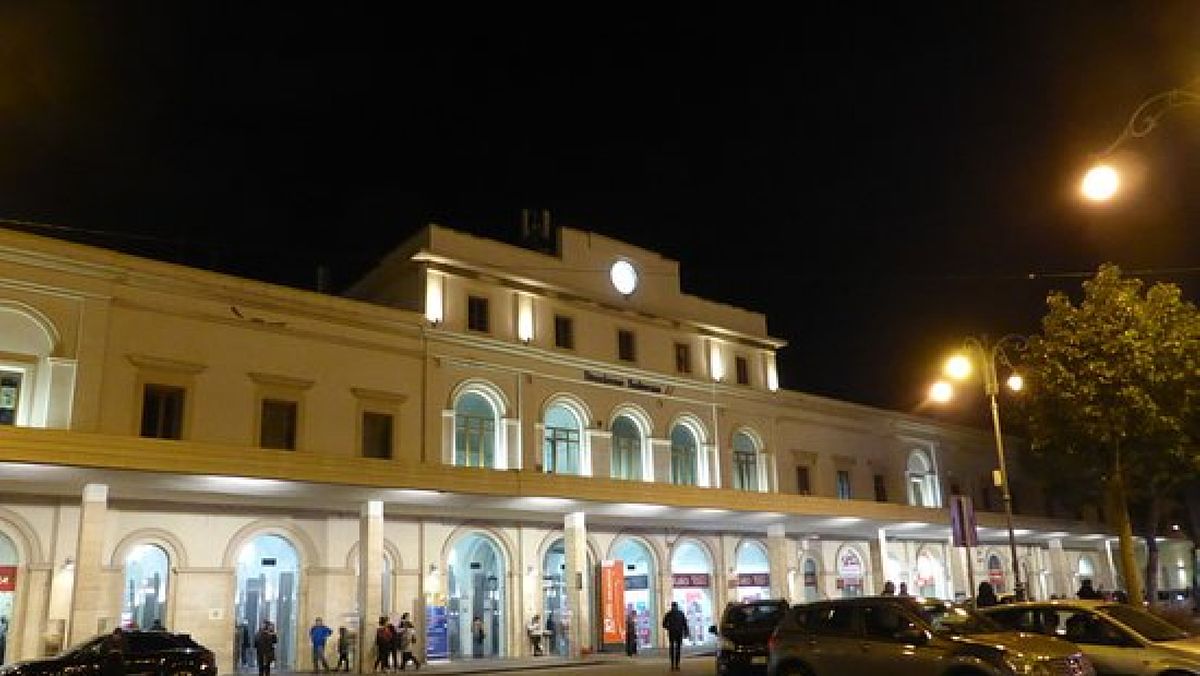 27122024 stazione di salerno di notte 27122024 stazione di salerno di notte