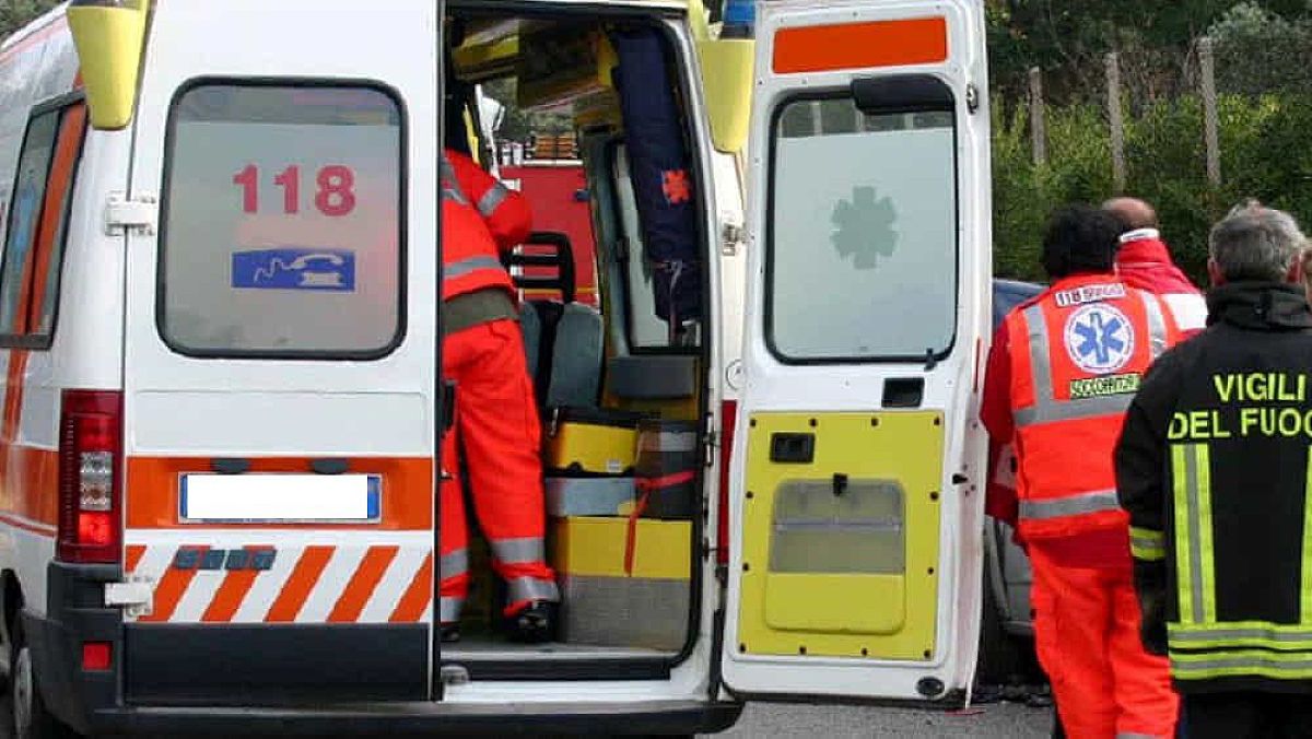 28032025 ambulanza in strada 28032025 ambulanza in strada